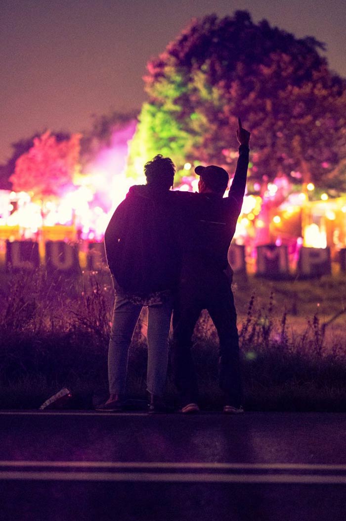 twee mannen kijken op afstand naar lulboompop megen