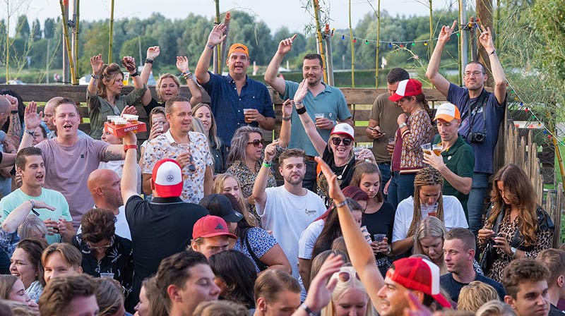 tribune met feestvierders in de zon op lulboompop